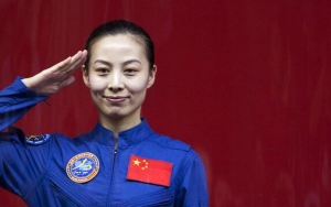 Astronot Wang Yaping Jadi Wanita Tiongkok Pertama yang Berjalan di Luar Angkasa