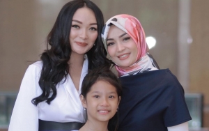 Zaskia Gotik Perlihatkan Kado dari Putri Tiri untuk Anaknya hingga Bukti Akur dengan Imel Putri