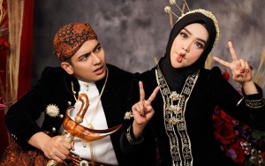 Momen Ria Ricis dan Teuku Ryan Perdana Bersentuhan Bikin Para Groomsmen Histeris