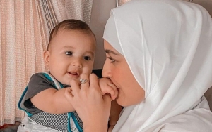 Baru Berumur 7 Bulan, Reaksi Ukkasya Sang Putra Saat Digeruduk Fans Bikin Zaskia Sungkar Kaget