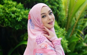 Terry Putri Pamer Momen Lagi Di Amerika Serikat, Penampakan Patung Ciuman Bikin Salfok
