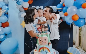 Nemplok Adik Bibi, Kepala Putra Vanessa Angel Ditutupi Topi Operasi Banjir Simpati