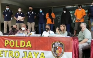 Nirina Zubir Berusaha Tahan Emosi Saat Dapat Tatapan Sinis dari Pelaku Mafia Tanah