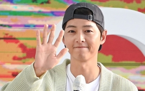 Song Joong Ki Mendadak Pamerkan Naskah 'The Chaebol's Youngest Son', Fans Auto Heboh