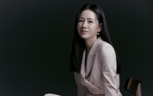 Viral Potret Son Ye Jin Berseragam Dokter di 'Thirty Nine', Netizen Akui Berdebar