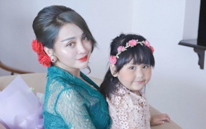 Dinikahi Duda, Kedekatan Cupi Cupita dengan Anak Sambung Saat di Pelaminan Disorot
