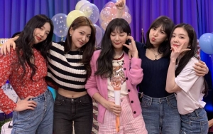 Dukungan Manis Para Member Red Velvet ke Joy di Lokasi Syuting 'Only One Person' Bikin Meleleh