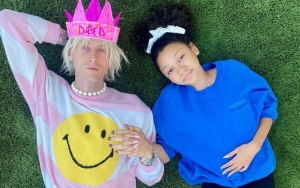 AMA 2021: Bapak Anak Satu, Machine Gun Kelly Gandeng Putri Remajanya Pose di Red Carpet