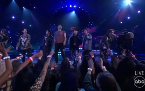 AMA 2021: Aksi Heboh BTS dan Coldplay Hadirkan 'My Universe' untuk Pertama Kalinya