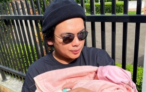 Natta Reza Berjemur dengan Putri Cantik Sembari Ingatkan Soal Dunia, Mata Sang Bayi Jadi Omongan