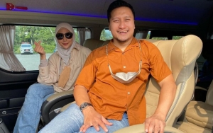 Fenita Arie 'Banting Setir' Dagang Baju, Arie Untung Merasa Salah Pilih Istri?