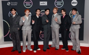 Ganteng dan Perhatian, Staf BTS Ini Bikin ARMY Jatuh Cinta