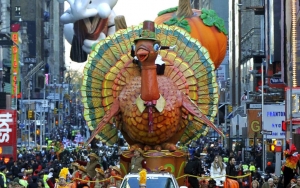 Warga Kembali Padati Parade Thanksgiving Tahun Ini Meski AS Catat 90 Ribu Kasus COVID-19 Per Hari