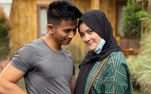 Ridho Pamer Kemesraan Bareng Istri, Wajah No Makeup Syifa Bikin Salfok Disebut Makin Mirip Nadya