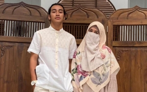 Umi Pipik Ultah ke-44, Momen Abidzar Al-Ghifari Cium Kaki Sang Ibu Bikin Terharu