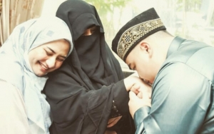 Umi Rania Bawazier Terus Terisak Saat Antarkan Jenazah Ameer Azzikra ke Peristirahatan Terakhir