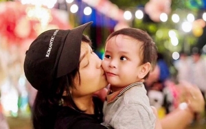Kepala Ditimpa Putra Vanessa Angel, Reaksi Manis Fuji 'Ibu Kedua' Bikin Gemas