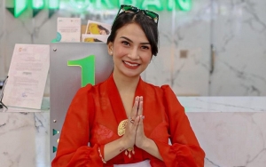 Dikira 'Ayah Asli', Identitas Pria Tampan di Foto Pernikahan 'Ortu' Vanessa Angel Terbongkar?