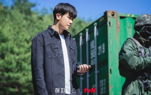 Hyungsik Keren Abis Syuting Adegan Sleding di Atas Mobil 'Happiness', Fans Sampai Merinding
