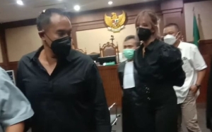 Sempat Sakit, Nia Ramadhani dan Ardi Bakrie Ditegur Hakim Gegara Telat Datang Sidang