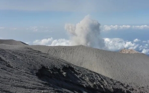 Gubernur Khofifah Tinjau Lokasi Erupsi Gunung Semeru Sabtu Malam, Imbau Warga Evakuasi Diri