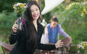 Joy Red Velvet Jambak-Jambakan Hingga Ceria Mandi Hujan di Teaser 'The One and Only'