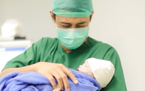 Caesar Hito Luapkan Isi Hati Penuh Haru Usai Jadi Ayah dari Bayi Cantik, Kok Malah Ditertawakan?