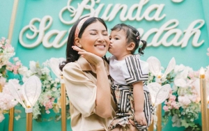  Thania Putri Onsu Nangis Sesengukan Minta Sarwendah Pulang ke Indonesia, Bikin Sedih