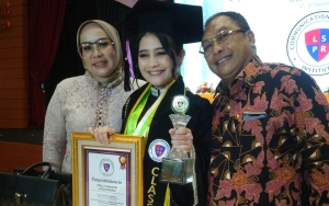 Jadi Lulusan Terbaik, Prilly Latuconsina Belum Ingin Lanjut S2? 