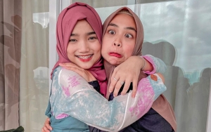 Cantik Berhijab, Wajah Sendu Fuji Peluk Ria Ricis Ngode Kangen Vanessa Angel?