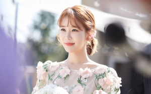 Yoo In Na Tampil Beda Pakai Kacamata Tebal, Tim 'Snowdrop' Bongkar Pesona Fatal
