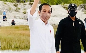 Viral Rekaman Jokowi Dilempar Gulungan Kertas Saat Kunjungi Lokasi Erupsi Gunung Semeru