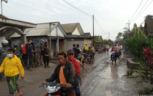 Erupsi Gunung Semeru Tewaskan 43 Orang, BPBD Lumajang Imbau Warga Beri Bantuan Berupa Dana