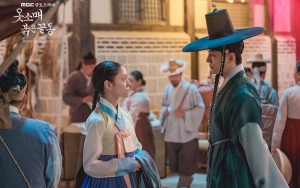 Kemunculan Tak Alami Junho Diprotes Lee Se Young di Lokasi Syuting 'The Red Sleeve'