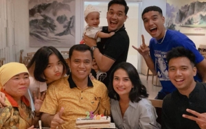 Ziarah, Momen H. Faisal dan Istri Cium Foto Vanessa Angel Pancing Air Mata