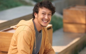 Dimas Anggara Ziarah ke Makam Alm Timbul Sebelum Bintangi Film 'Srimulat: Hil yang Mustahal'