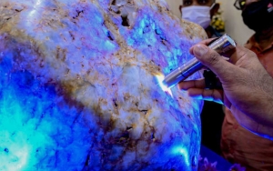 Diklaim Terbesar di Dunia, Sri Lanka Temukan Batu Safir Biru Alami Langka Seberat 310 Kilogram
