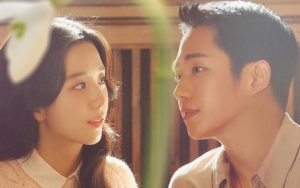 Jung Hae In Salah Tingkah Saat Tatap Mata Jisoo BLACKPINK di Lokasi 'Snowdrop', Fans Auto Gemas