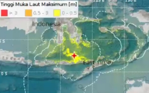 Warga Sikka NTT Pilih Tidur di Jalan Imbas Gempa 7,4 M dan Peringatan Dini Tsunami