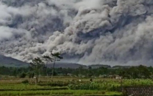 Gunung Semeru Erupsi Lagi Hingga Buat Warga Panik dan Lari Keluar Rumah