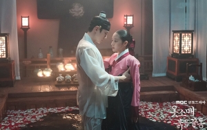 Lee Se Young Malu-Malu Soroti Adegan Topless Junho 2PM di 'The Red Sleeve'