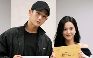 Jisoo BLACKPINK Romantis Rapikan Baju Jung Hae In di Lokasi 'Snowdrop'