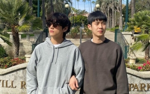 Kelar Isoman, V BTS Langsung Pamer Hangout Bareng Choi Woo Shik 