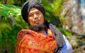 Cerita Ustaz Derry Sulaiman Lagi Makan Lesehan Didatangi Bule Mau Masuk Islam, Beri Nama Baru Ini
