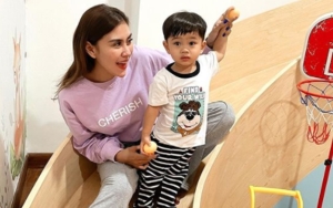 Model Masa Depan, Aksi Putra Syahnaz Sadiqah 'Catwalk' di Jalanan Barcelona Curi Perhatian