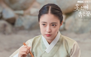 Ekspresi Lee Se Young Saat Ketahuan Duduk di Singgasana Raja 'The Red Sleeve' Bikin Ngakak