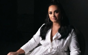 Kembali Bertingkah Tak Biasa Usai Umumkan Jadi Non-Biner, Demi Lovato Bernyanyi Untuk Hantu