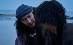 Lee Kwang Soo Tampil Eksentrik di Foto Adegan 'The Pirates 2', Begini Kata Sutradara