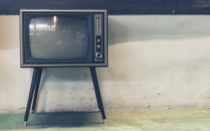 Ada-Ada Saja! Jepang Bikin Layar TV Bisa Dijilat, Tersedia Berbagai Pilihan Rasa