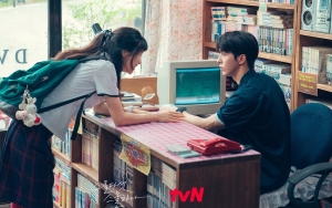 'Twenty-Five, Twenty-One' Rilis Foto Perdana Kim Tae Ri & Nam Joo Hyuk, Ekspresi Beda Curi Fokus